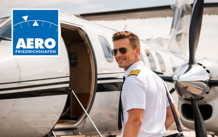 Pilot in Uniform mit Schulterstreifen beim Einsteigen in ein privates Turboprop-Flugzeug auf dem Vorfeld eines Flughafens